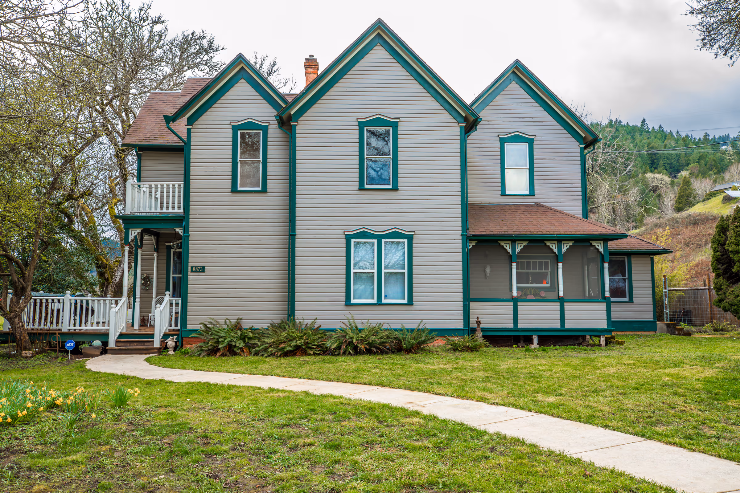 Oakland Oregon historic Victorian home exterior — probate and estate sales by Aaron Cherry in Douglas County