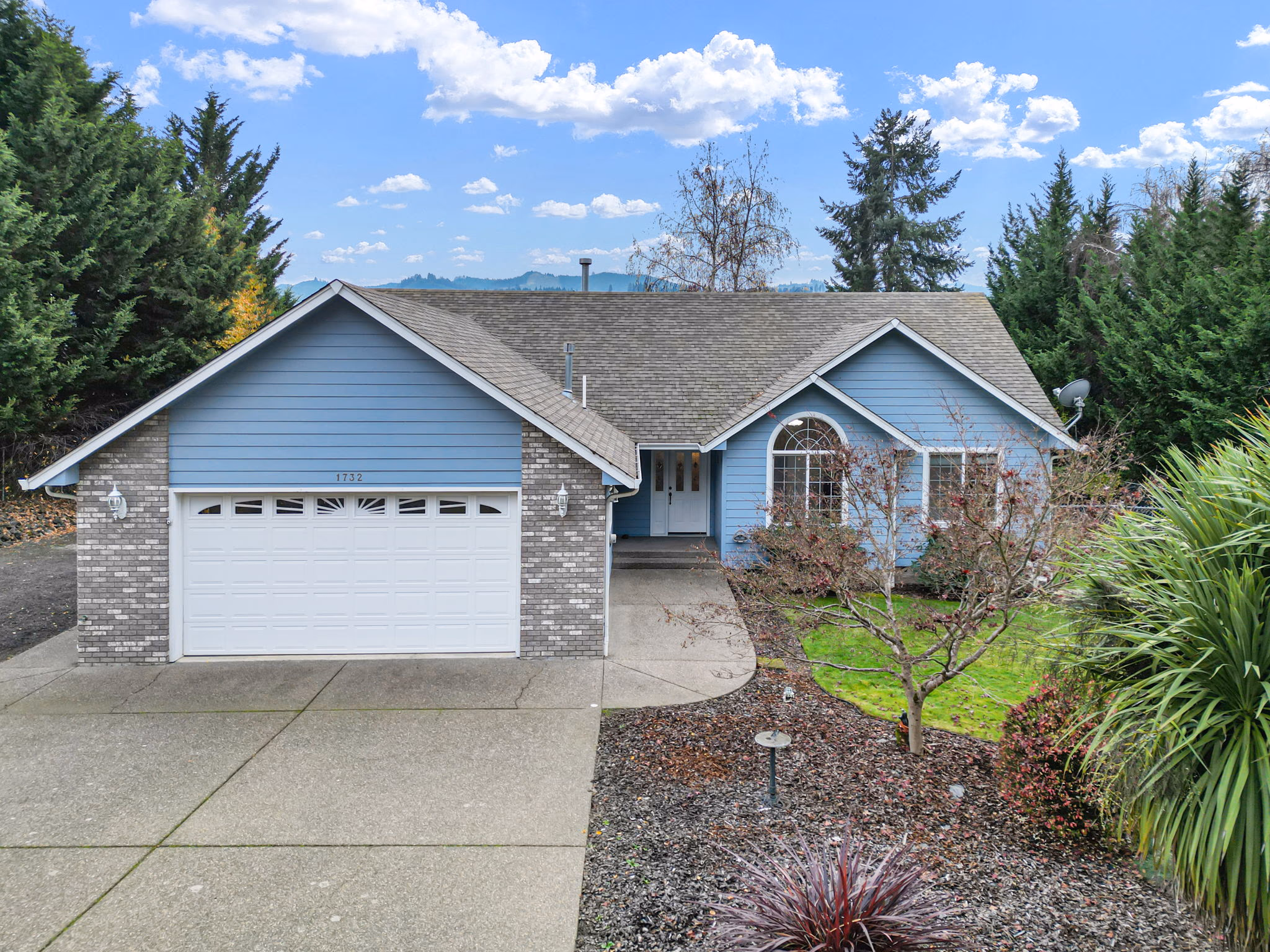Ranch-style home exterior on Sixth Avenue, Roseburg Oregon — Douglas County listing